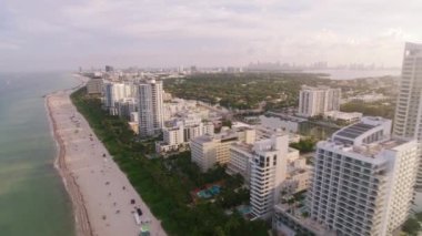 Miami, Florida 2019 dolaylarında. Miami plajının gündüz hava görüntüsü. Helikopterden Cineflex gimbal ve RED 8K kamerayla çekildi..