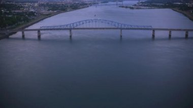 Columbia Nehri 'nin ve Tri-Cities bölgesindeki köprülerin havadan görüntüsü, Washington, ABD