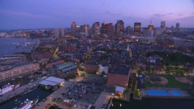 Boston, Massachusetts 2019 dolaylarında. Gün batımında Boston 'un hava manzarası. Helikopterden Cineflex gimbal ve RED 8K kamerayla çekildi..