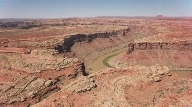 Canyonlands Ulusal Parkı, Utah 2019 dolaylarında. Kanyonlar 'ın havadan görünüşü. Helikopterden Cineflex gimbal ve RED 8K kamerayla çekildi..