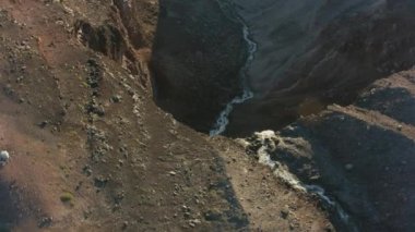 Saint Helens Dağı, Washington 2019 dolaylarında. Saint Helens Dağı 'ndaki şelalenin havadan görünüşü. Helikopterden Cineflex gimbal ve RED 8K kamerayla çekildi..