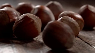 Fındıklar ağır çekimde ahşap yüzeye düşüyor. Phantom Flex 4K kamera ile çekildi..