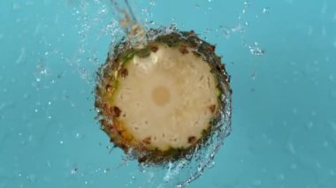 Sarı arka planda ananastan akan su. Fantom Flex 4K kamerayla ağır çekimde çekildi..