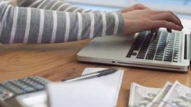 Çevrimiçi gelir vergisi iadesi üzerinde çalışan kadın.