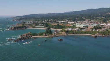 Güzel sahil ve deniz manzarasının üstünde doğa manzarası var. 