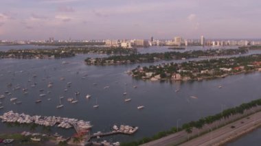 Miami, Florida 2019 dolaylarında. Gün batımında Miami 'nin hava manzarası. Helikopterden Cineflex gimbal ve RED 8K kamerayla çekildi..