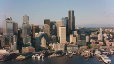 Seattle, Washington 2019 dolaylarında. Seattle şehir merkezinin hava görüntüsü. Helikopterden Cineflex gimbal ve RED 8K kamerayla çekildi..