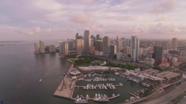 Miami, Florida 2019 dolaylarında. Gün batımında Miami 'nin hava manzarası. Helikopterden Cineflex gimbal ve RED 8K kamerayla çekildi..