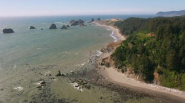 Güzel sahil ve deniz manzarasının üstünde doğa manzarası var. 