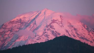 Mount Rainier, Washington 2019 dolaylarında. Gün batımında Rainier Dağı 'nın havadan görünüşü. Helikopterden Cineflex gimbal ve RED 8K kamerayla çekildi..