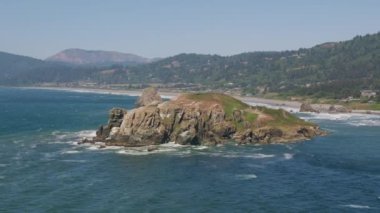 Güzel sahil ve deniz manzarasının üstünde doğa manzarası var. 