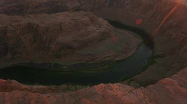 Horseshoe Bend, Arizona 2019 dolaylarında. Arizona 'daki Horseshoe Bend' in hava manzarası. Helikopterden Cineflex gimbal ve RED 8K kamerayla çekildi..