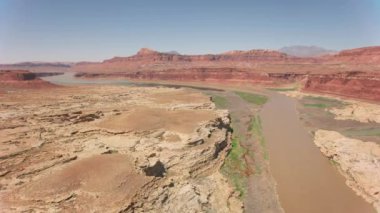 Canyonlands Ulusal Parkı, Utah 2019 dolaylarında. Kanyonlar 'ın havadan görünüşü. Helikopterden Cineflex gimbal ve RED 8K kamerayla çekildi..