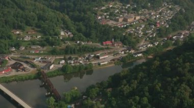 Batı Virginia, ABD 'deki nehrin yakınındaki şehrin havadan görüntüsü