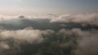 Oregon 2017 dolaylarında, Güney Oregon 'daki Yukarı Masa Kayası üzerinde uçuyor..