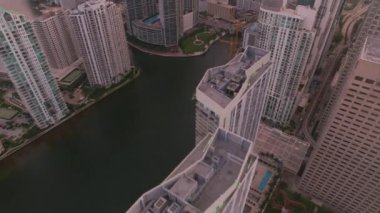 Miami, Florida 2019 dolaylarında. Gün batımında Miami 'nin hava manzarası. Helikopterden Cineflex gimbal ve RED 8K kamerayla çekildi..