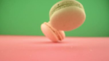 Ağır çekimde düşen renkli badem kurabiyeleri. Phantom Flex 4K kamera ile çekildi..