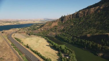 Oregon circa-2021: Columbia River Gorge 'un havadan görünüşü. Helicopter 'dan Cineflex ve RED 8K.