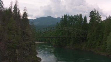 Mount Baker, Washington 2019 dolaylarında. Nehrin üzerindeki köprünün havadan görüntüsü. Helikopterden Cineflex gimbal ve RED 8K kamerayla çekildi..