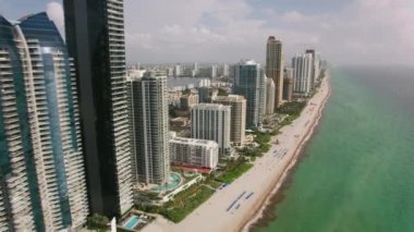 Miami, Florida 2019 dolaylarında. Miami plajının gündüz hava görüntüsü. Helikopterden Cineflex gimbal ve RED 8K kamerayla çekildi..