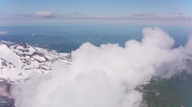 Mount Rainier, Washington 2019 dolaylarında. Rainier Dağı 'nın havadan görünüşü. Helikopterden Cineflex gimbal ve RED 8K kamerayla çekildi..
