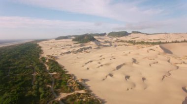 Oregon Sahili 2019 dolaylarında. Oregon Sahili 'ndeki kum tepelerinin havadan görünüşü. Helikopterden Cineflex Gimal ve RED 8K kamerayla çekildi..