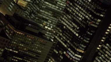 Tokyo, Japonya 2018 dolaylarında. Gece Tokyo gökdelenlerinin açılı hava manzarası. Kırmızı kamerayla helikopterden çekilmiş..