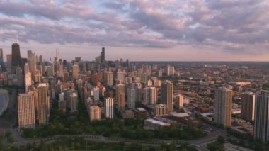Chicago, Illinois 2019 dolaylarında. Gün batımında Chicago 'nun hava manzarası. Helikopterden Cineflex gimbal ve RED 8K kamerayla çekildi..