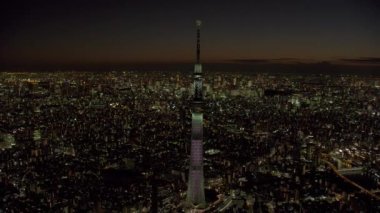 Tokyo, Japonya 2018 dolaylarında. Geceleri Tokyo Skytree 'nin hava manzarası. Kırmızı kamerayla helikopterden çekilmiş..