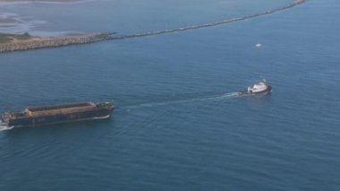 Güzel sahil ve deniz manzarasının üstünde doğa manzarası var. 