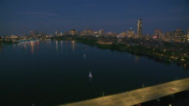 Boston, Massachusetts 2019 dolaylarında. Geceleri Boston 'un hava manzarası. Helikopterden Cineflex gimbal ve RED 8K kamerayla çekildi..