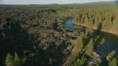 Cascade Dağları, 2019 dolaylarında. Deschutes Nehri 'nin havadan görünüşü. Helikopterden Cineflex gimbal ve RED 8K kamerayla çekildi..