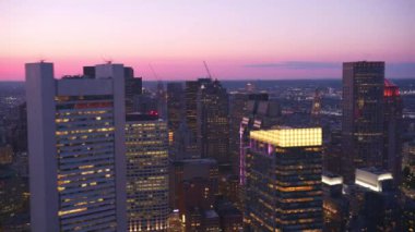 Boston, Massachusetts 2019 dolaylarında. Gün batımında Boston 'un hava manzarası. Helikopterden Cineflex gimbal ve RED 8K kamerayla çekildi..