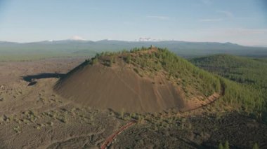 Merkez Oregon, 2019 dolaylarında. Lava Flow 'un hava görüntüsü. Helikopterden Cineflex gimbal ve RED 8K kamerayla çekildi..