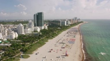 Miami, Florida 2019 dolaylarında. Miami plajının gündüz hava görüntüsü. Helikopterden Cineflex gimbal ve RED 8K kamerayla çekildi..
