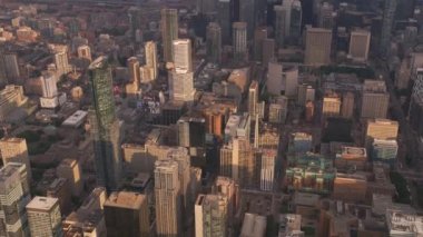 Toronto, Kanada 2019 dolaylarında. Gün batımında Toronto 'nun hava manzarası. Helikopterden Cineflex gimbal ve RED 8K kamerayla çekildi..