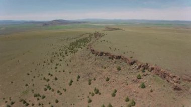 Nevada, ABD 2019 dolaylarında. Çölün havadan görünüşü. Helikopterden Cineflex gimbal ve RED 8K kamerayla çekildi..