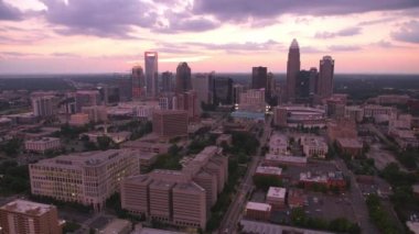 Charlotte, Kuzey Carolina 2019 dolaylarında. Gün batımında Charlotte 'un hava görüntüsü. Helikopterden Cineflex gimbal ve RED 8K kamerayla çekildi..