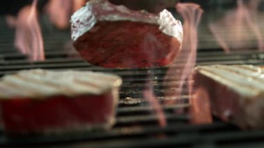 Yavaş çekimde yanan ızgarada balık. Phantom Flex 4K kamera ile çekildi..