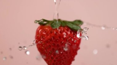 Çilek suyu süper yavaş çekimde dönüyor. Phantom Flex 4K kamera ile çekildi..