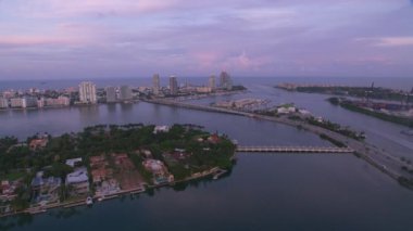 Miami, Florida 2019 dolaylarında. Gün batımında Miami 'nin hava manzarası. Helikopterden Cineflex gimbal ve RED 8K kamerayla çekildi..