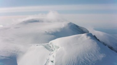 Adams Dağı, Washington 2019 dolaylarında. Adams Dağı 'nın havadan görünüşü. Helikopterden Cineflex gimbal ve RED 8K kamerayla çekildi..