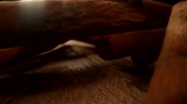 Tarçın çubukları ağır çekimde ahşap yüzeye düşüyor. Phantom Flex 4K kamera ile çekildi..