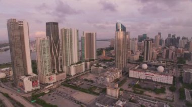 Miami, Florida 2019 dolaylarında. Gün batımında Miami 'nin hava manzarası. Helikopterden Cineflex gimbal ve RED 8K kamerayla çekildi..