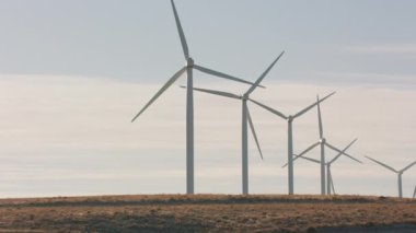 Oregon 'daki Oregon Rüzgar Türbinleri Çiftliği üzerinde uçuyor..