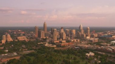 Charlotte, Kuzey Carolina 2019 dolaylarında. Gün batımında Charlotte 'un hava görüntüsü. Helikopterden Cineflex gimbal ve RED 8K kamerayla çekildi..