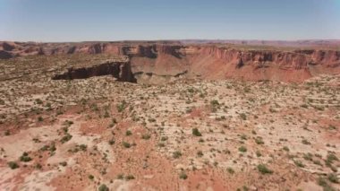 Canyonlands Ulusal Parkı, Utah 2019 dolaylarında. Kanyonlar 'ın havadan görünüşü. Helikopterden Cineflex gimbal ve RED 8K kamerayla çekildi..