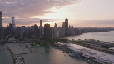 Chicago, Illinois 2019 dolaylarında. Gün batımında Chicago 'nun hava manzarası. Helikopterden Cineflex gimbal ve RED 8K kamerayla çekildi..