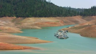 Shasta Gölü, Kaliforniya Ağustos 2021: Yaz kuraklığı sırasında Shasta Gölü 'nün havadan görünüşü