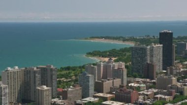 Chicago, Illinois 2019 dolaylarında. Sabah Chicago 'nun hava görüntüsü. Helikopterden Cineflex gimbal ve RED 8K kamerayla çekildi..